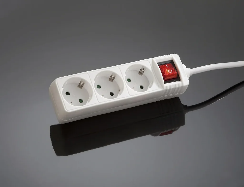 3-way power strip, white