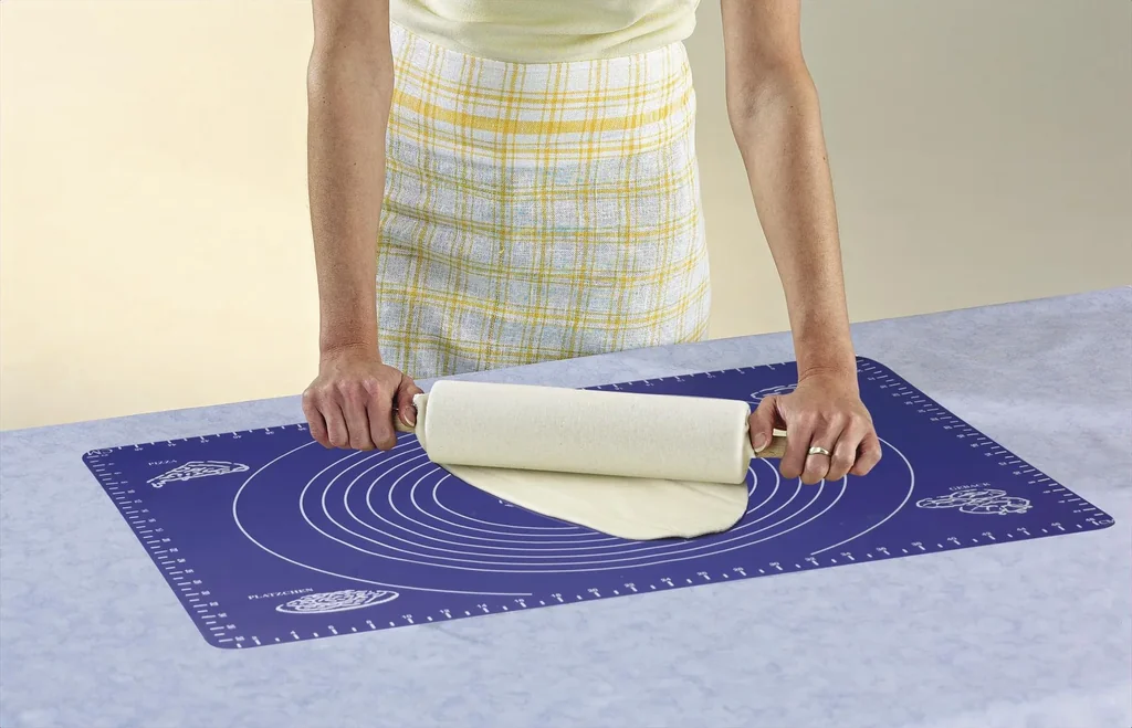 Silicone baking mat with dividers