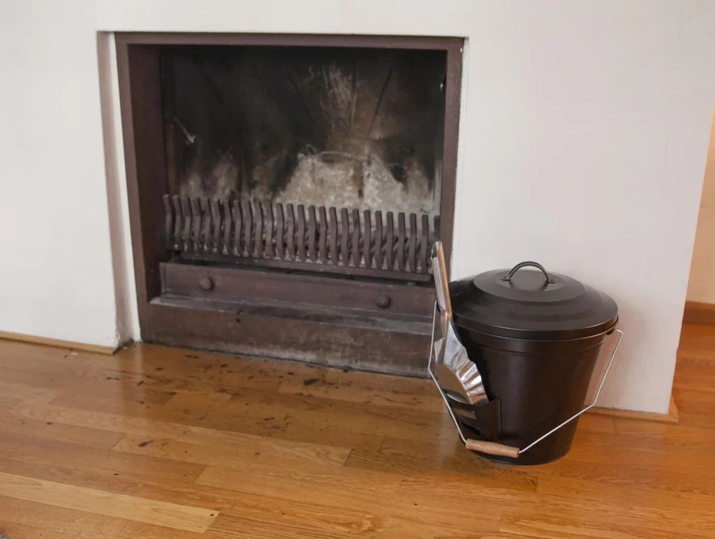 Ash bucket with shovel