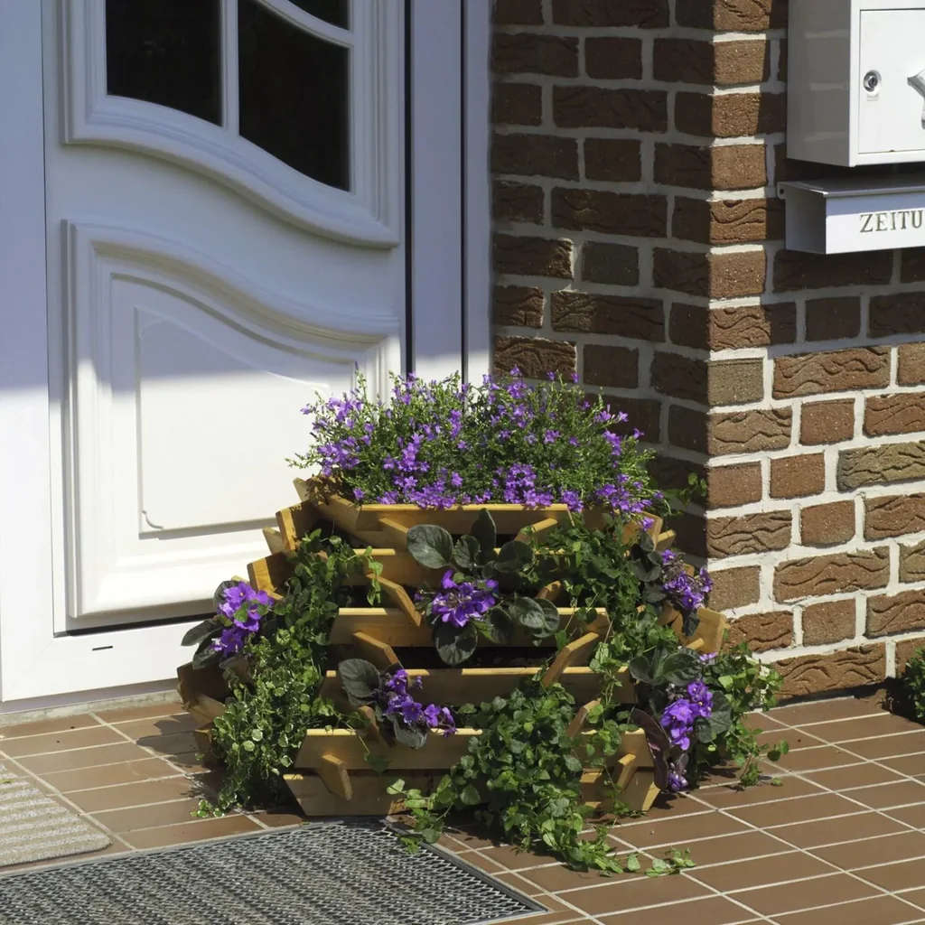 Hexagonal plant pyramid