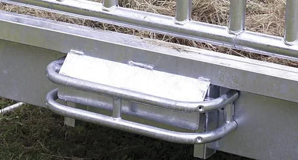 Three-point protective bar for square hay racks Profi and Compact