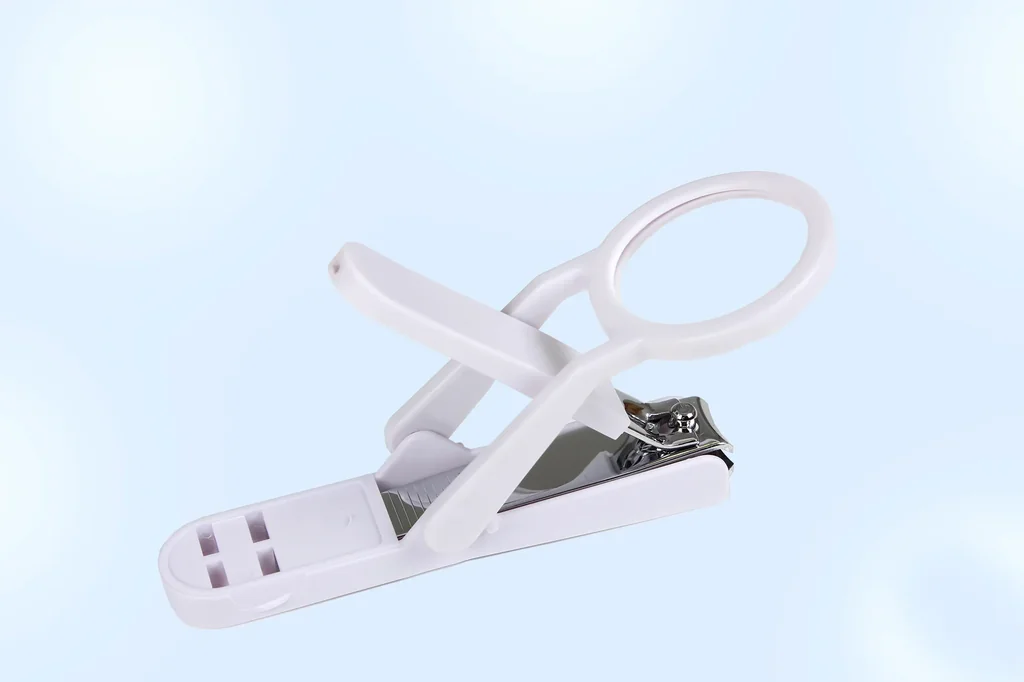 Nagelknipper met loep, wit