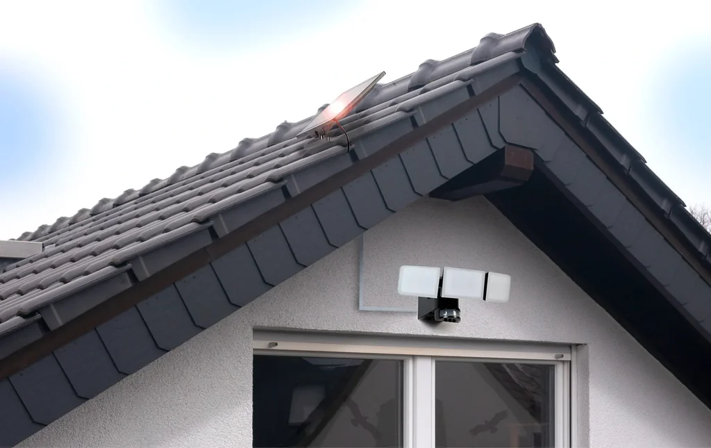 Solar LED floodlight with motion detector
