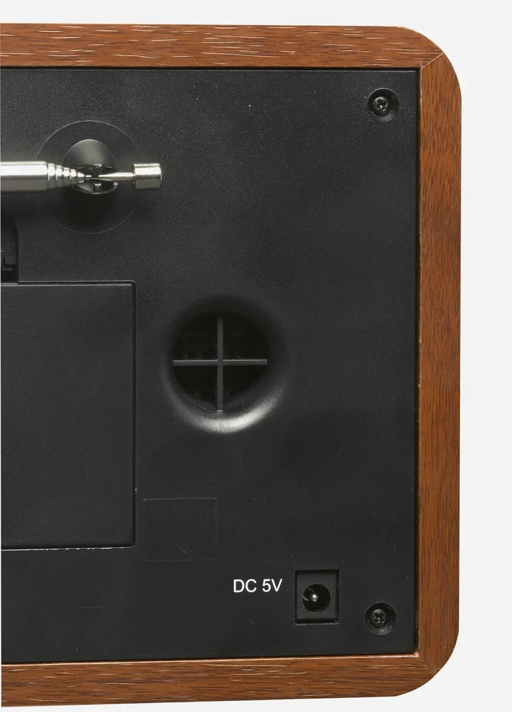 DAB+ radio with alarm function in an attractive wooden case