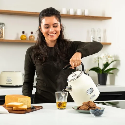 "Retro Kettle - 1.7 Liters - White image"