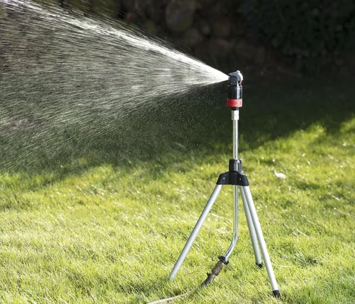 "Lawn sprinkler with 5-way spray head image"