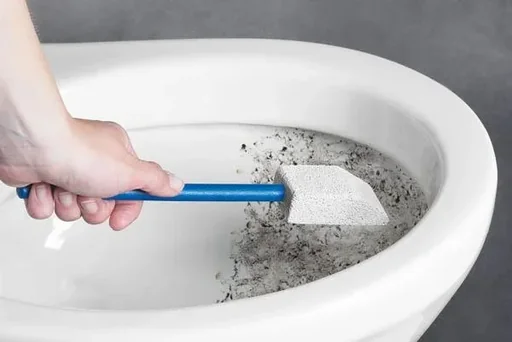 "Puimsteen met houten handvat image"