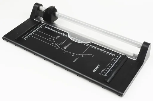 "Roll cutting machine DIN A4 with safety cutting head image"